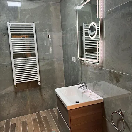 The Queen Bee - Premium Timisoara